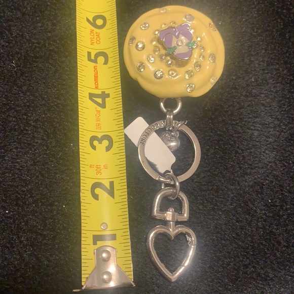JUICY COUTURE CUPCAKE KEYCHAIN YELLOW SILVER NEW - Picture 6 of 16